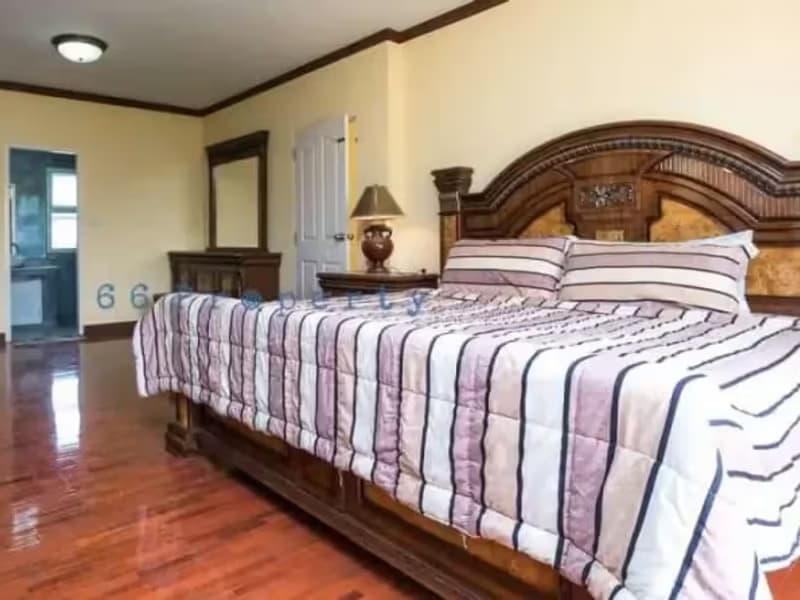 6 Bedroom House
