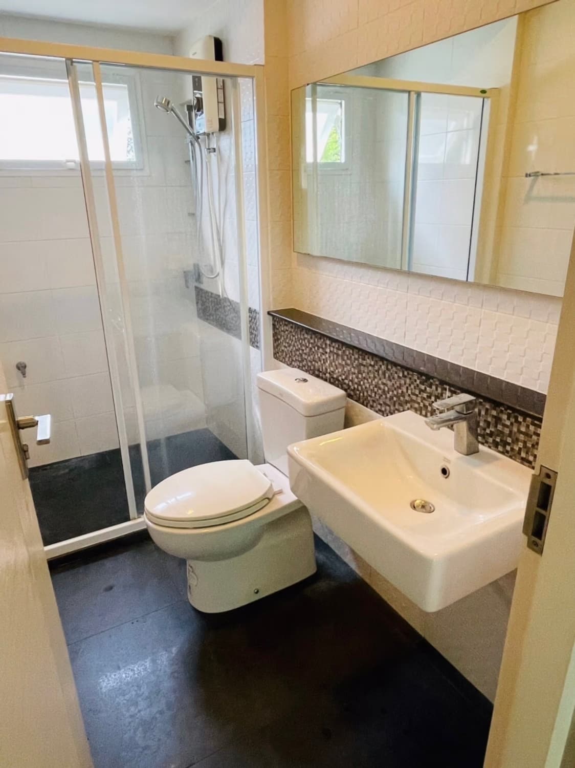4 Bedroom House - Image 9