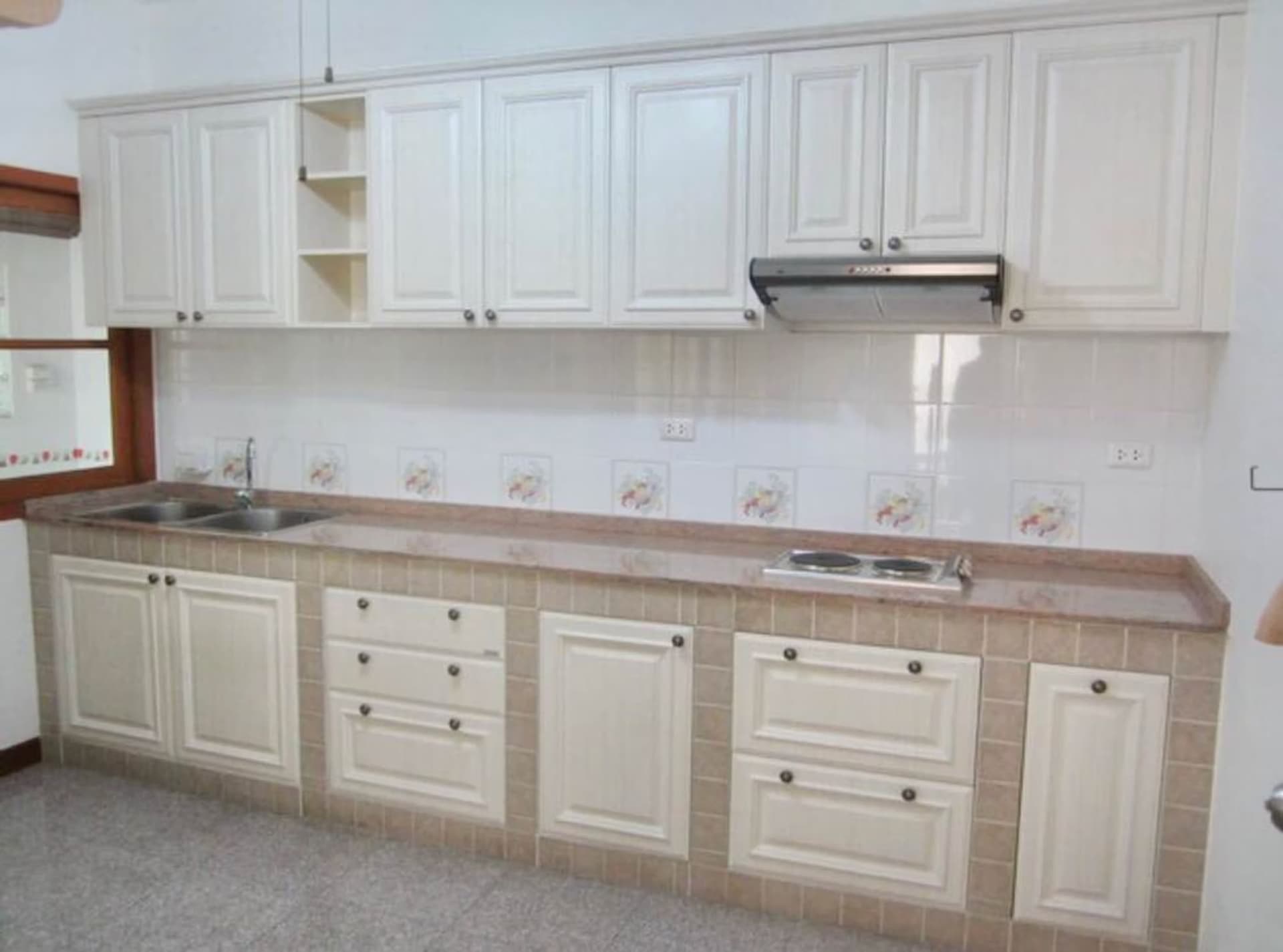 3 Bed Townhouse for Rent in Bang Na - Image 4