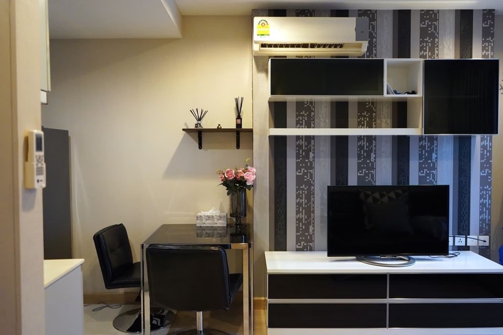 2 Bed Condo for Rent and Sale in Ratchathewi - Image 2