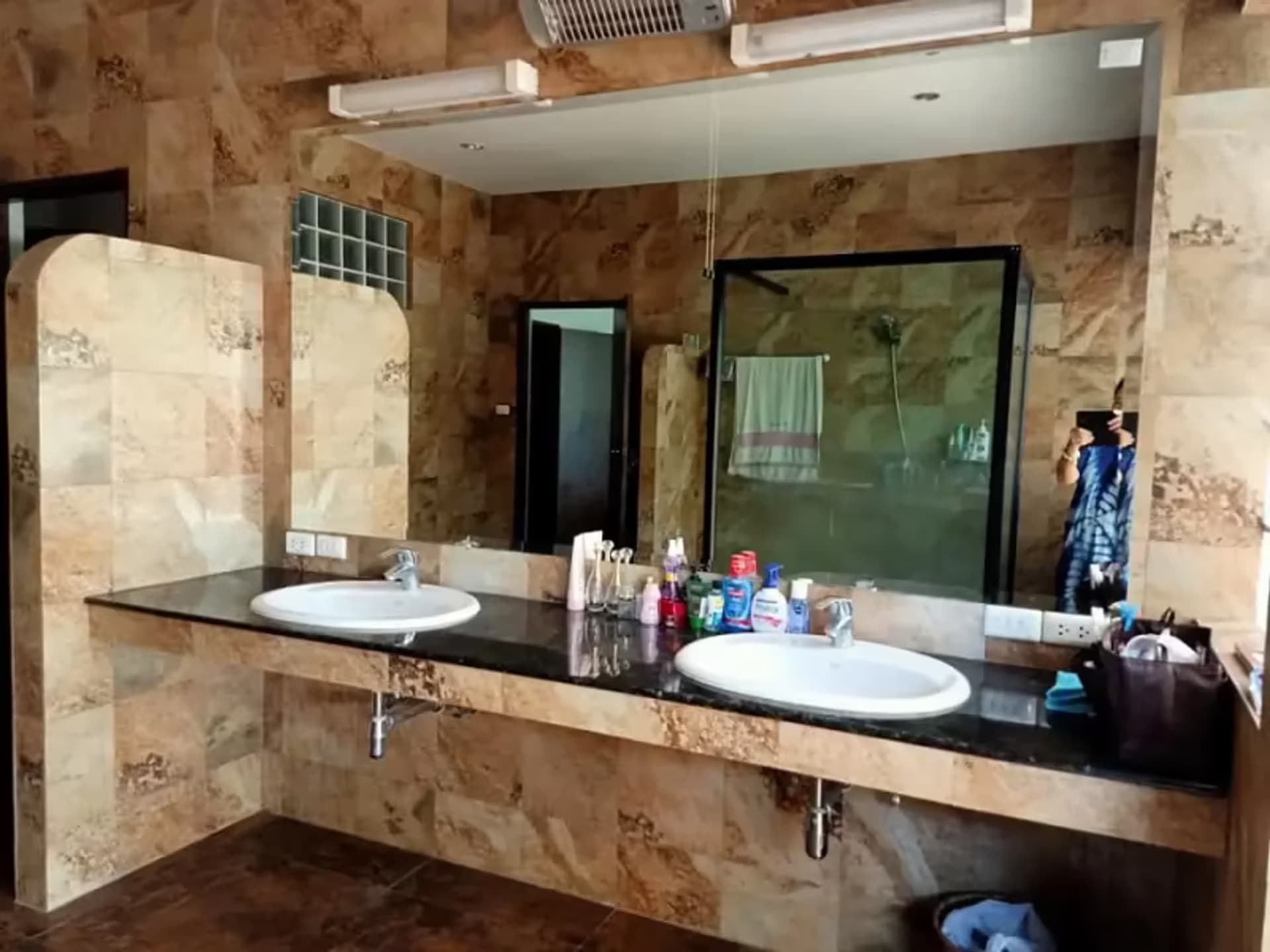 8 Bedroom House - Image 1