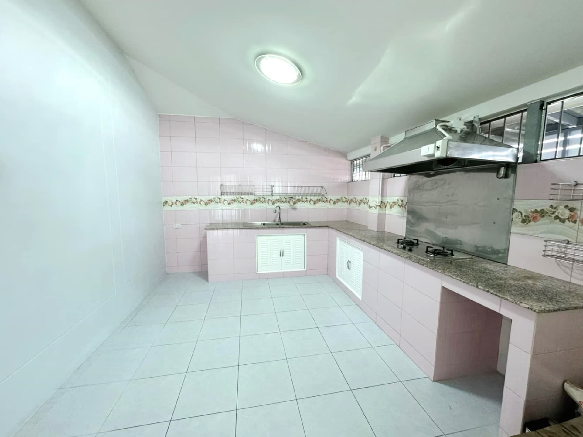 3 Bed House for Rent in San Sai District - Image 3