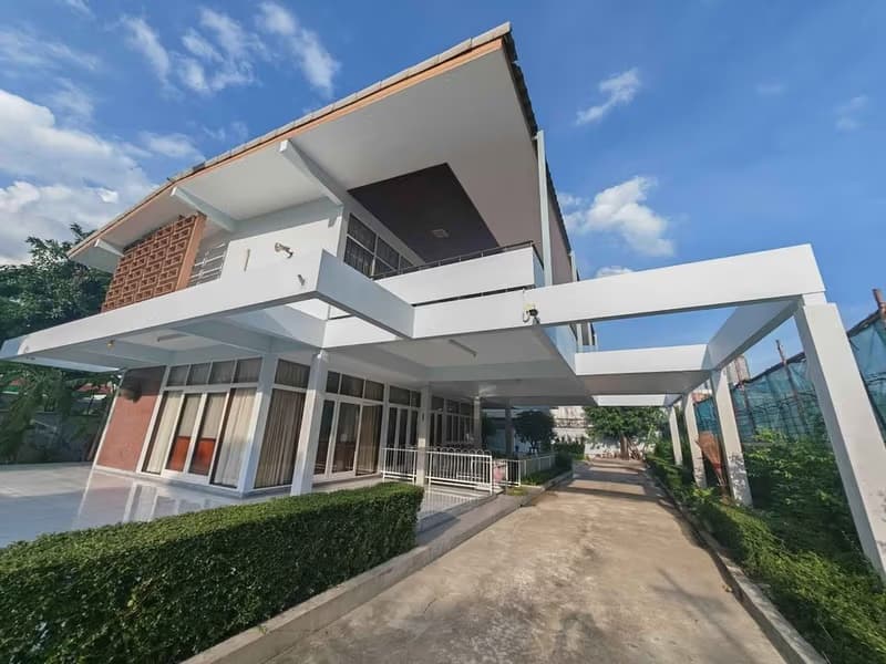 3 Bed House for Rent in Phaya Thai
