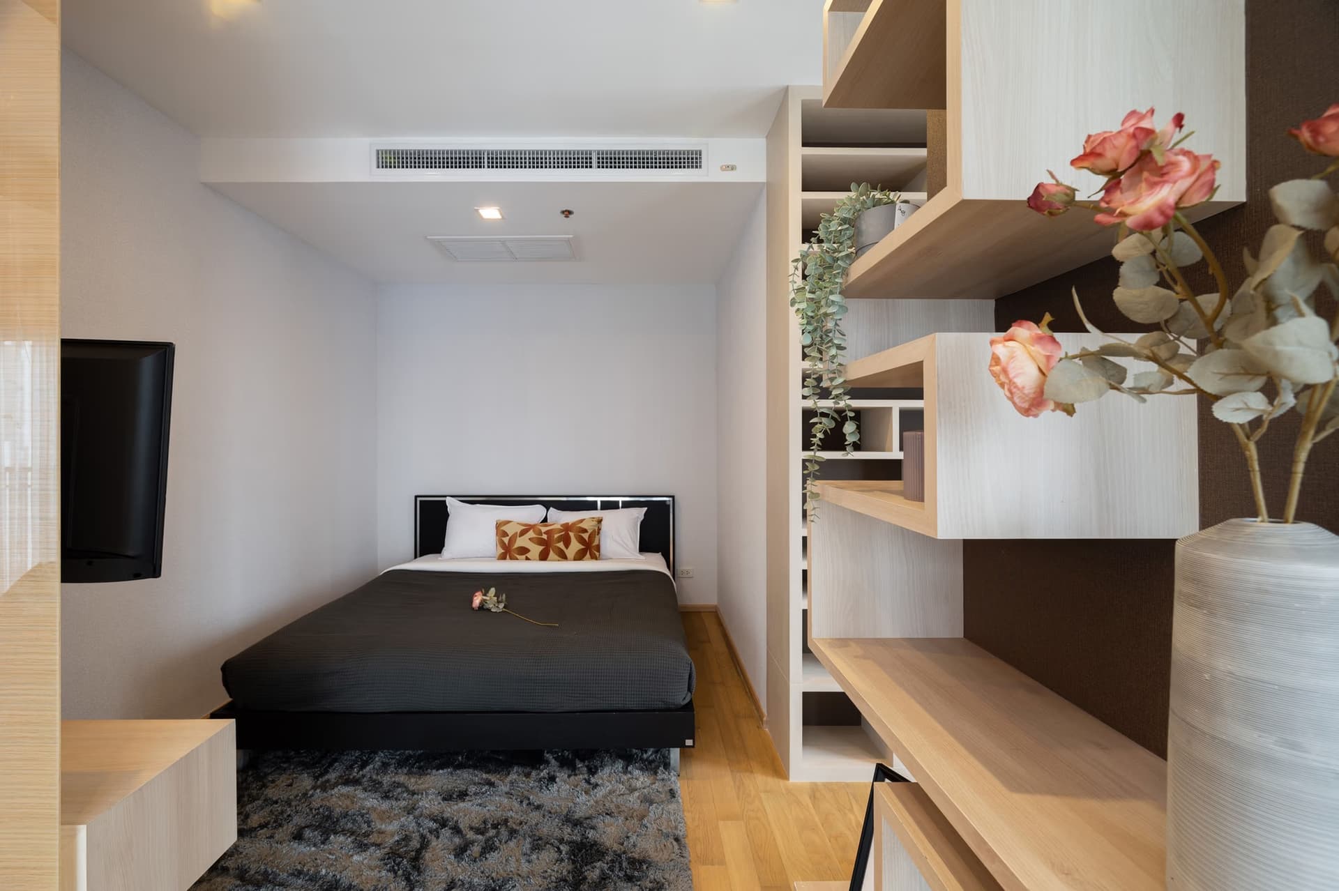 Condo for Sale at Noble Reveal - Image 17