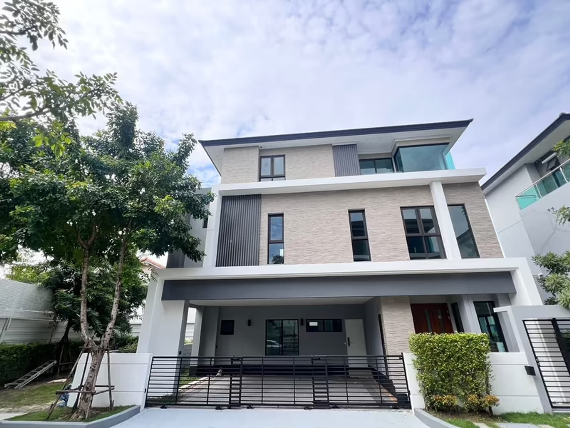House for Rent at The City Ekkamai-Ladprao  - Image 1