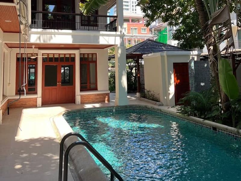4 Bed House for Rent in Watthana