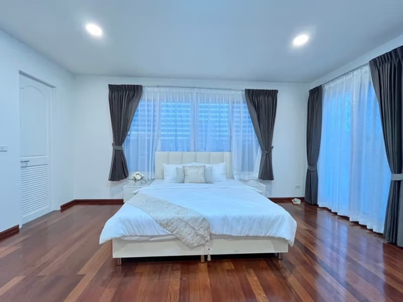 5 Bed House for Rent in Din Daeng
