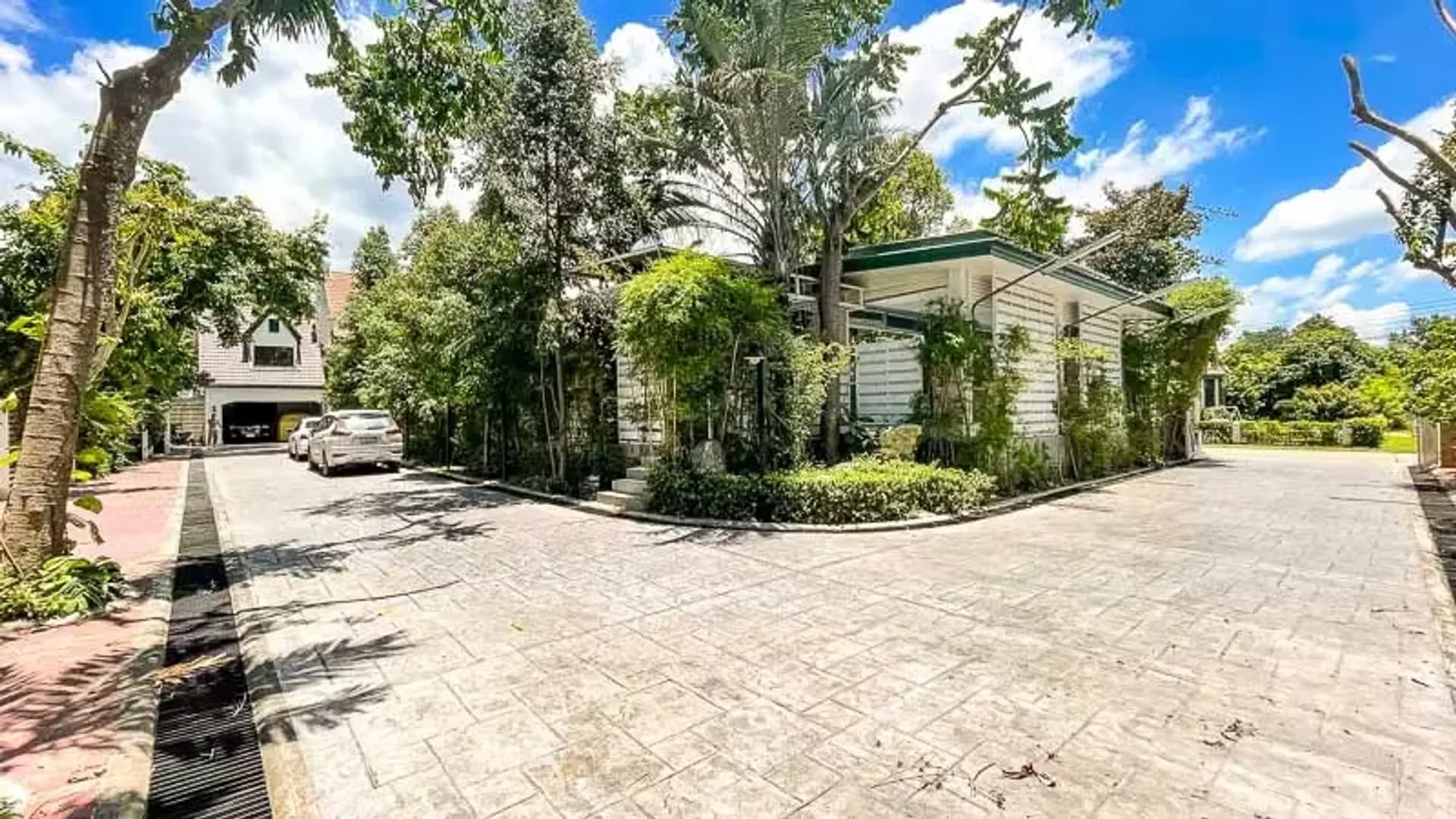Tudor Style Mansion for Sale near Mountain - Image 6