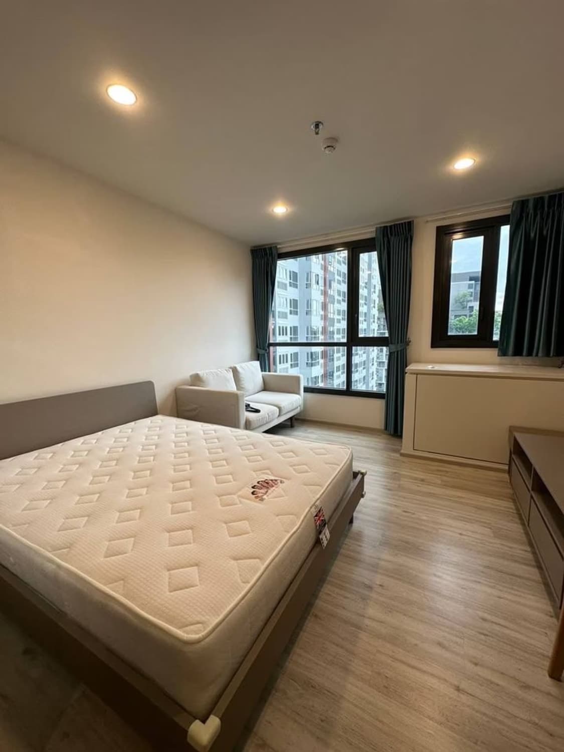 1 Bed Condo for Rent and Sale  Near Huai Khwang MRT - Image 1