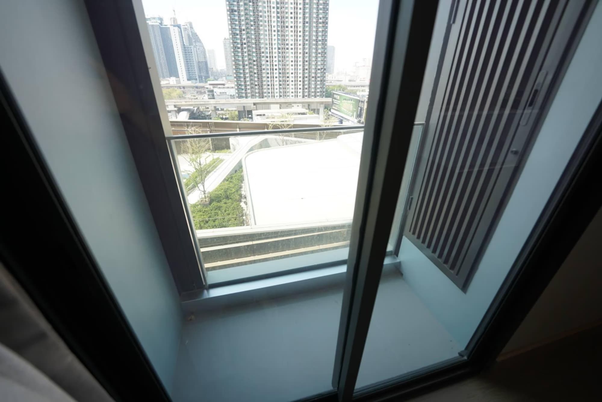 1 Bed Condo for Rent in Huai Khwang - Image 12