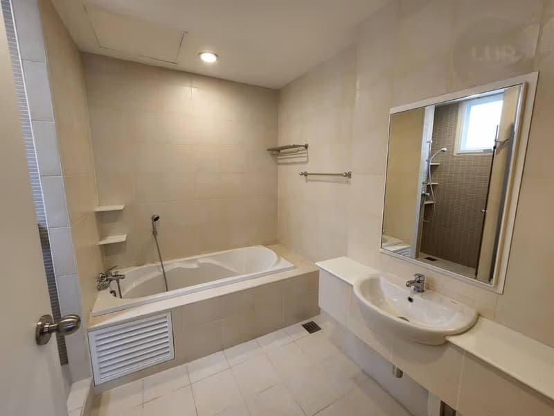 4 Bed House for Rent in Khlong Toei
