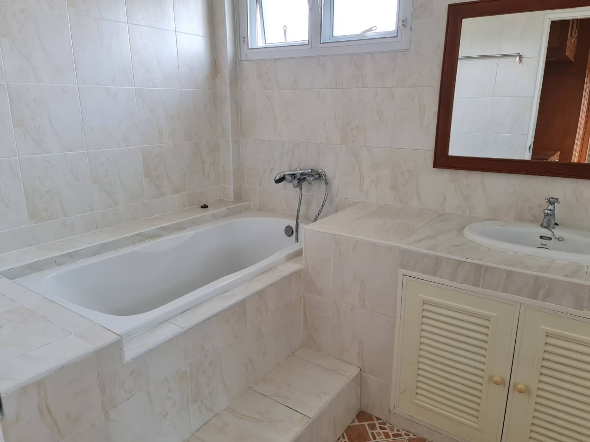 4 Bed House for Rent and Sale in San Kamphaeng - Image 4