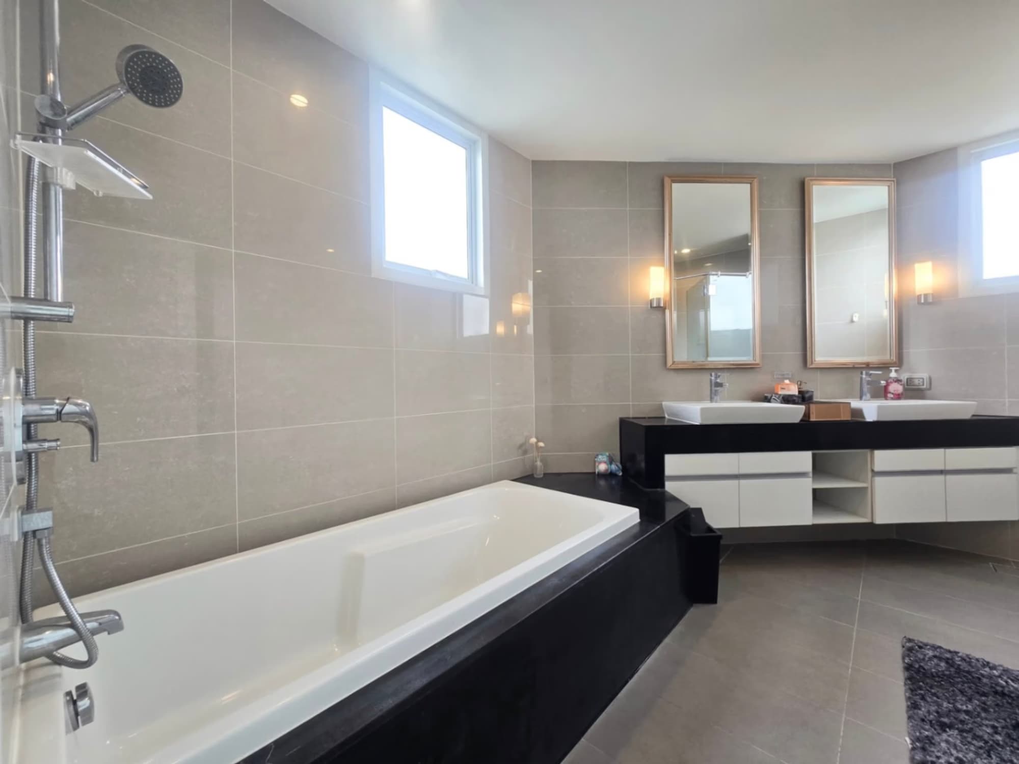 4 Bed Condo for Rent in Huai Khwang - Image 9