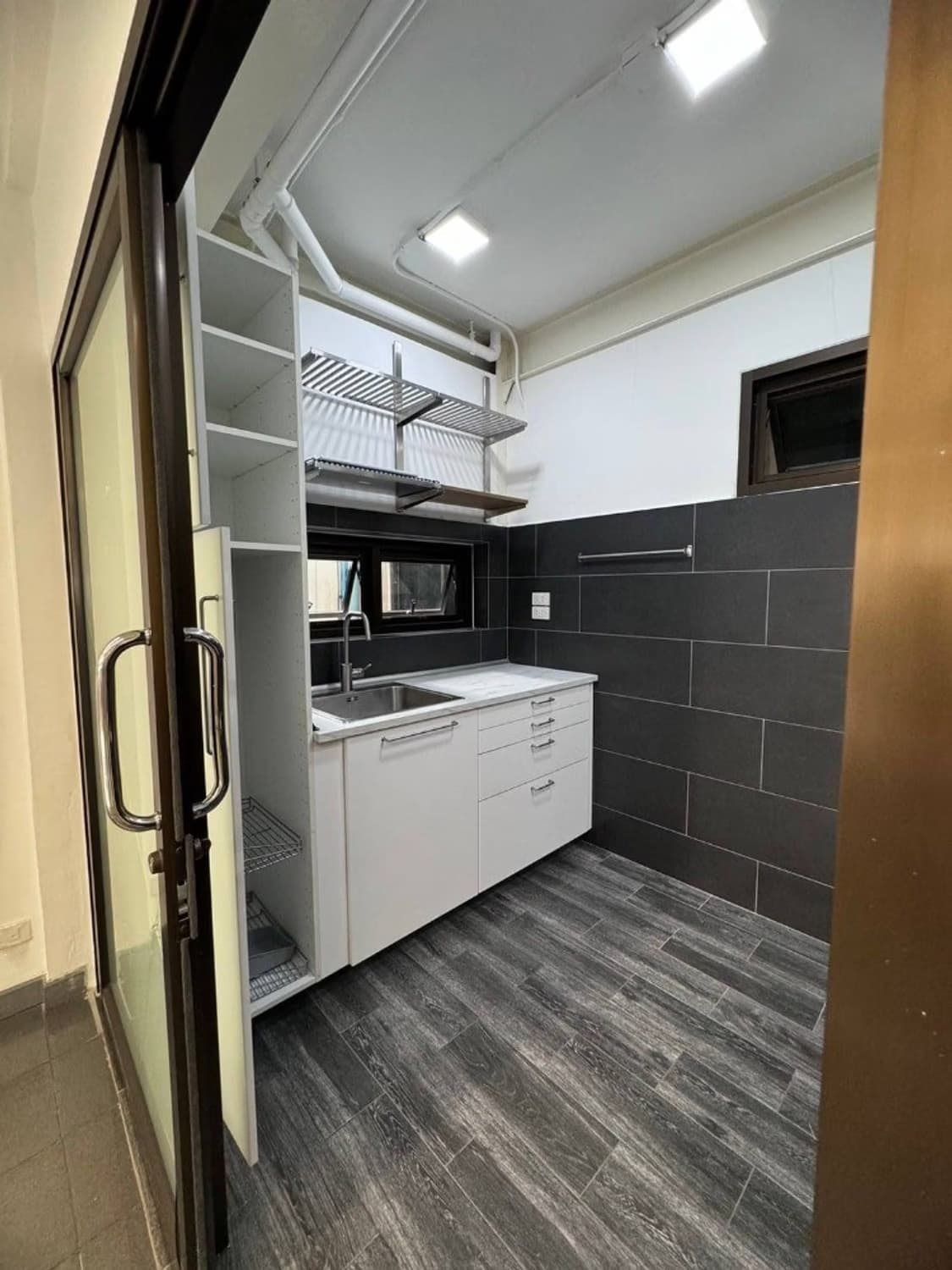 Studio Commercial for Rent in Khlong Toei - Image 10