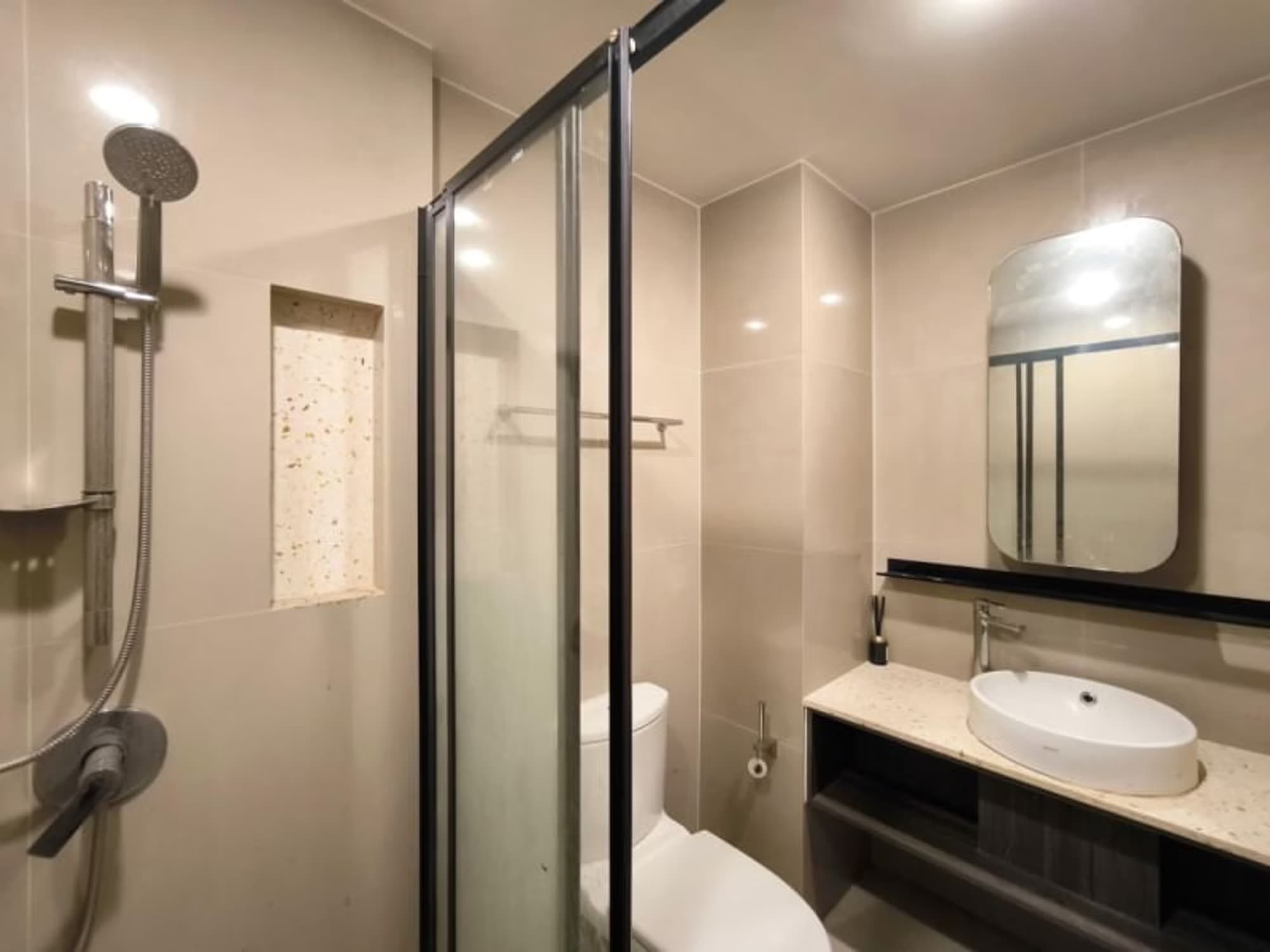 1 Bed Condo for Rent in Huai Khwang - Image 4