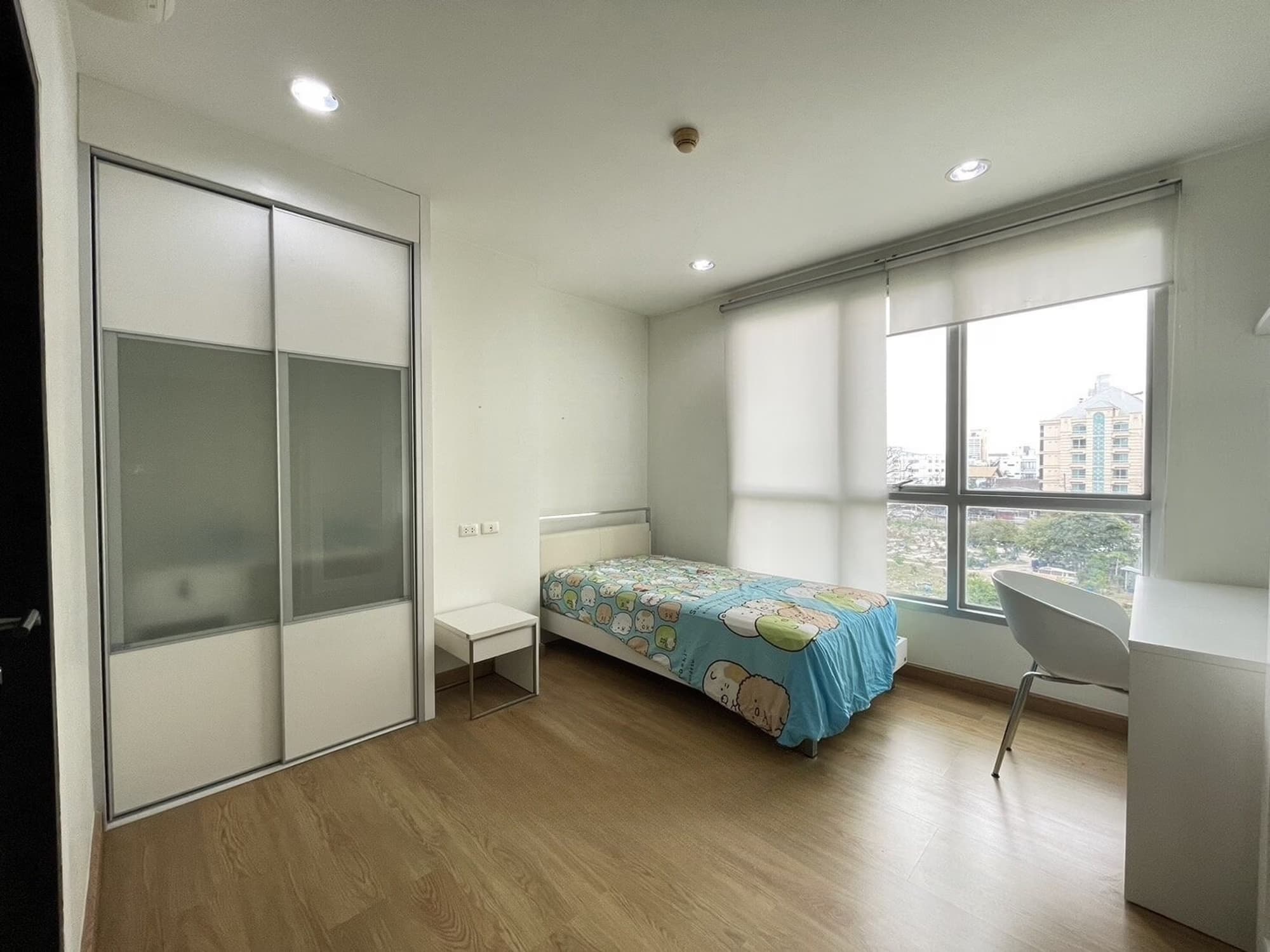 2 Bed Condo for Rent in Khlong Toei - Image 11