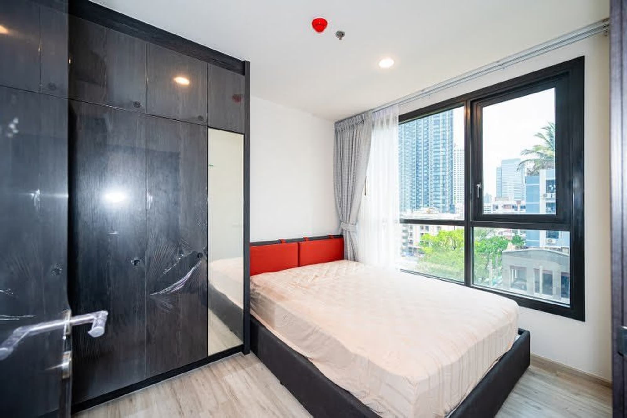 1 Bed Condo for Rent  Near Huai Khwang MRT - Image 2