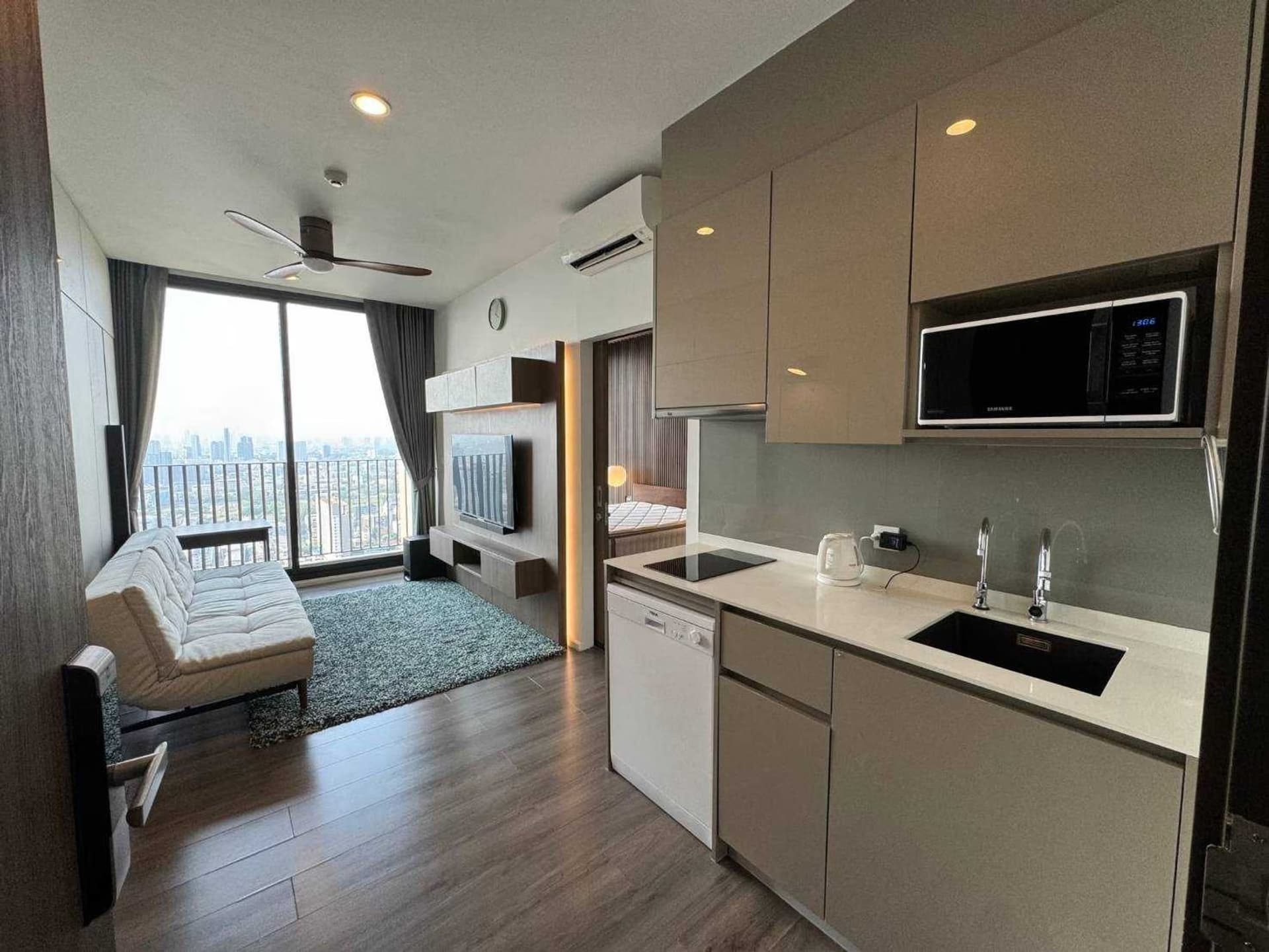 1 Bed Condo for Sale in Phra Khanong - Image 1