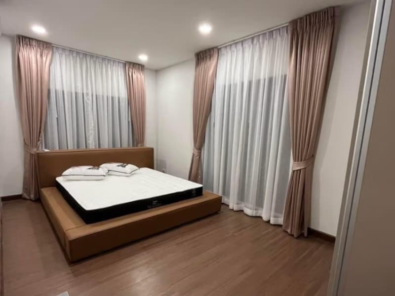 5 Bed House for Rent in Bang Phli
