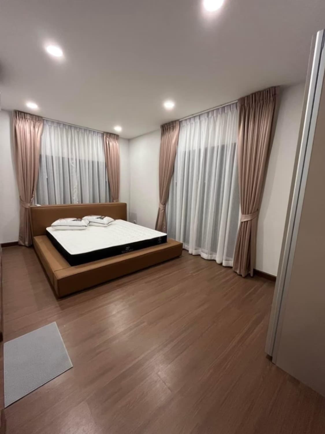 5 Bed House for Rent in Bang Phli - Image 9