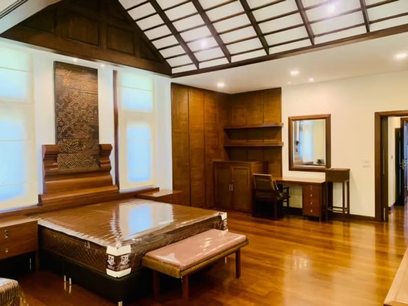 6 Bedroom House