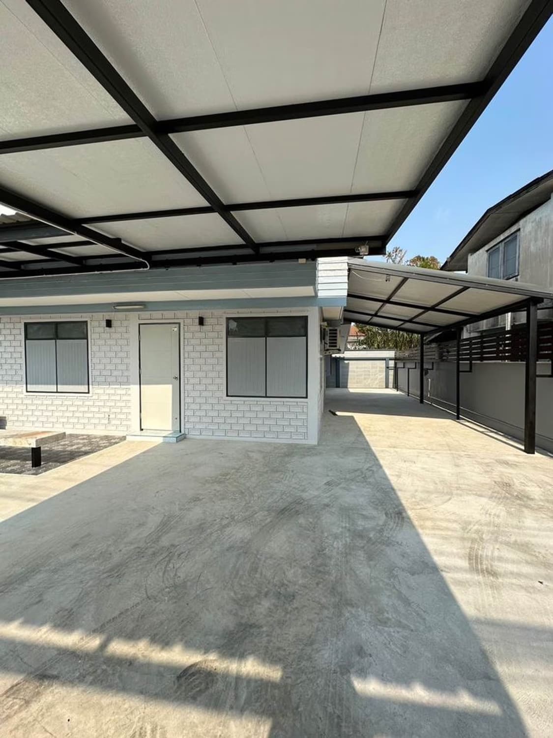 3 Bed House for Rent and Sale in Phra Khanong - Image 12