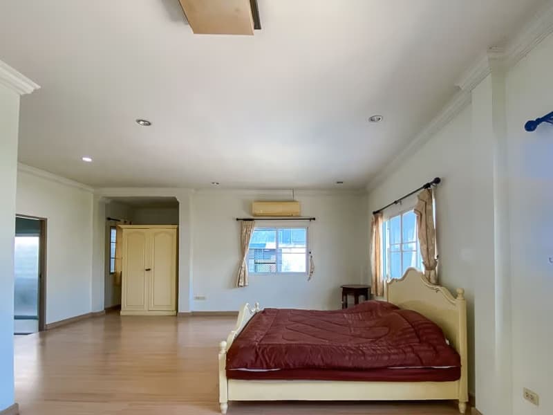 6 Bedroom House