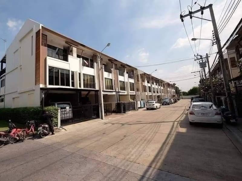 3 Bed House for Rent  Near Bang Chak BTS