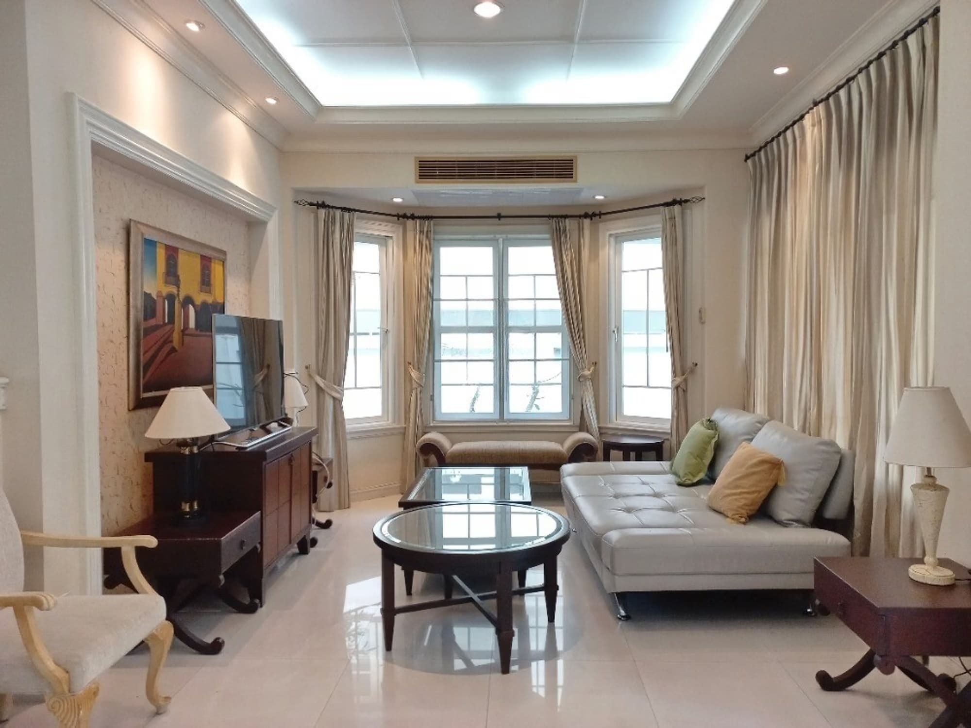 4 Bed House for Rent in Phra Khanong - Image 2