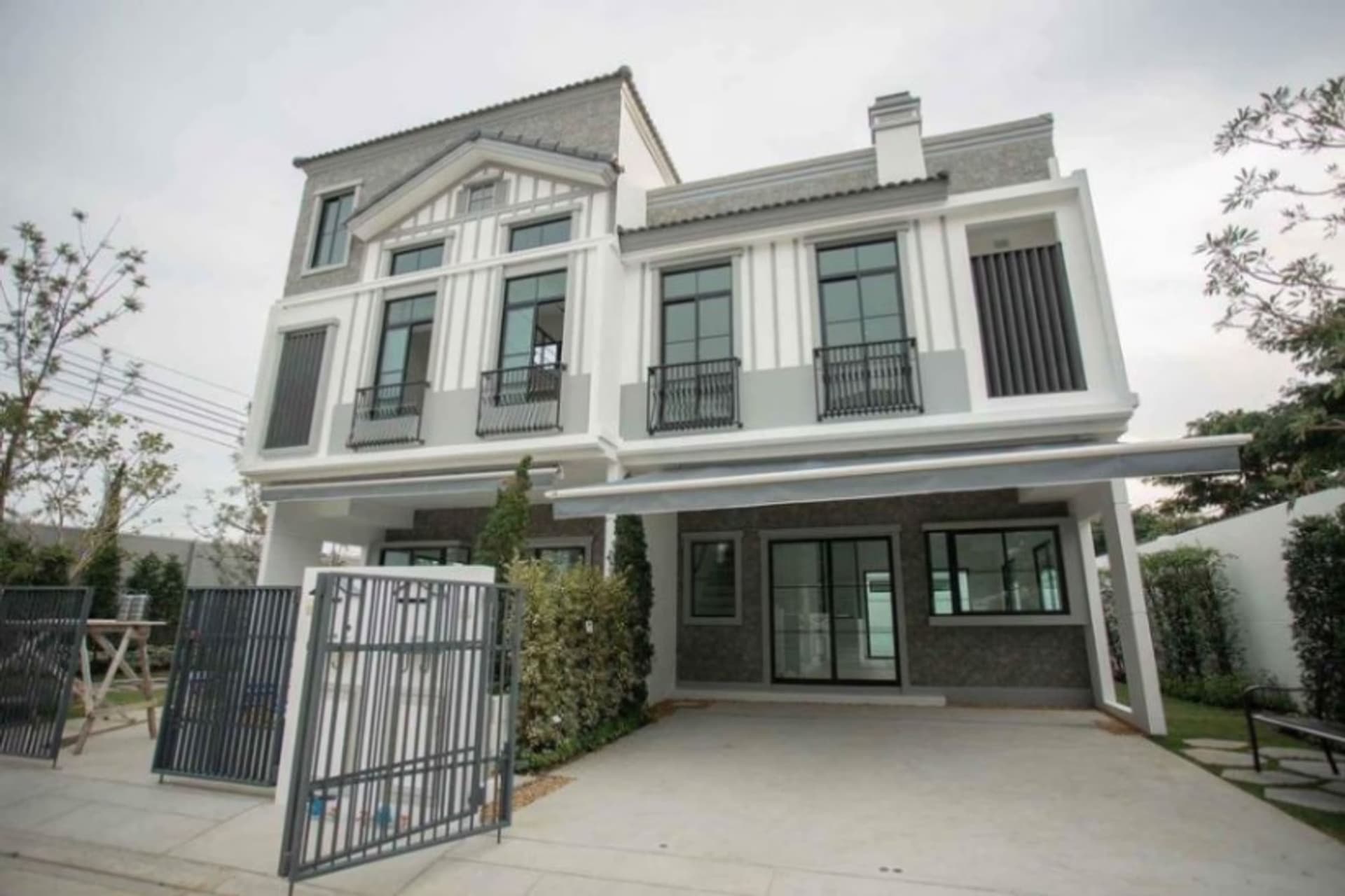 3 Bed House for Rent and Sale in Bang Phli, Samut Prakan - Image 1