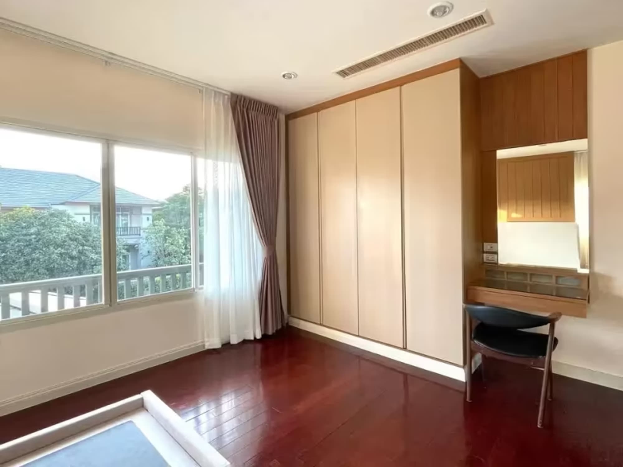 5 Bedroom House - Image 1