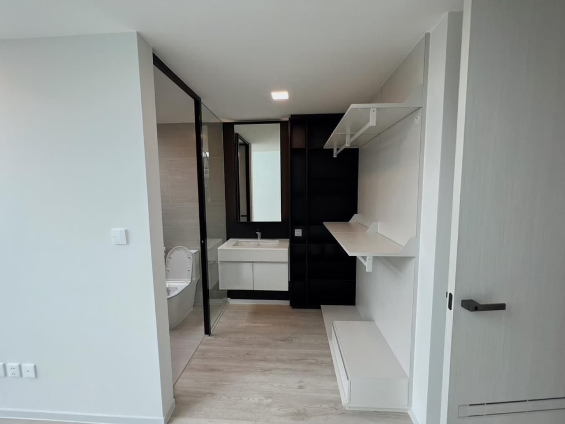 4 Bed House for Sale in Saphan Sung - Image 8