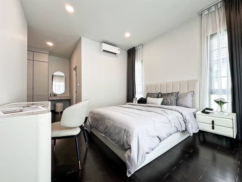 4 Bed House for Rent in Bang Phli District