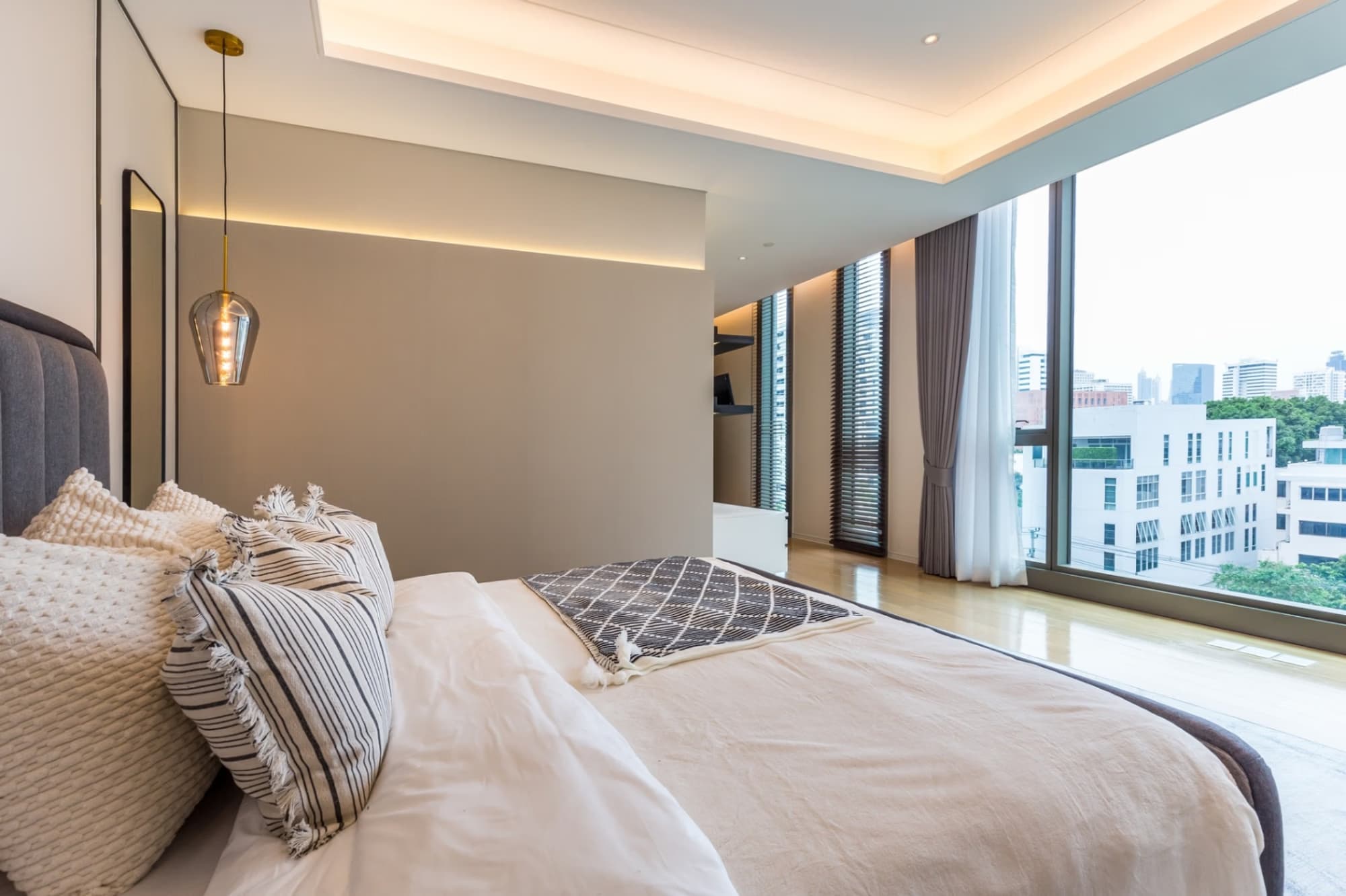 2 Bed Condo for Rent and Sale in Pathum Wan - Image 13