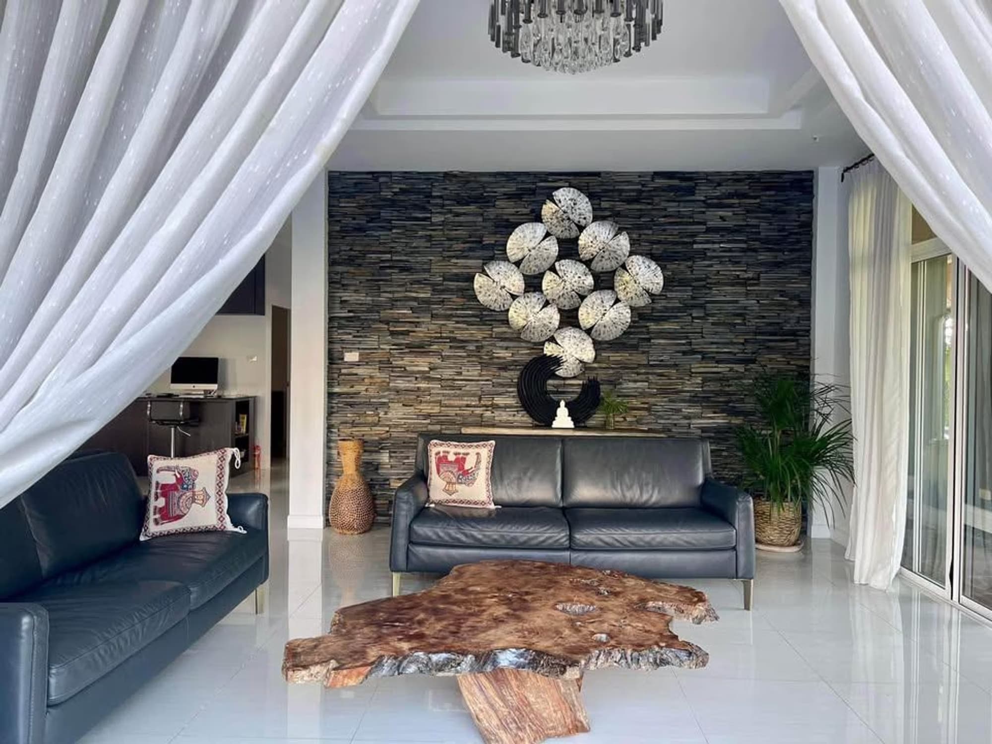 4 Bed House for Rent and Sale in San Kamphaeng District - Image 5