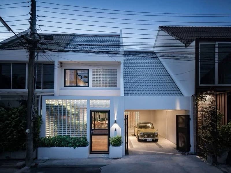 3 Bed Townhouse for Rent in Khlong Toei