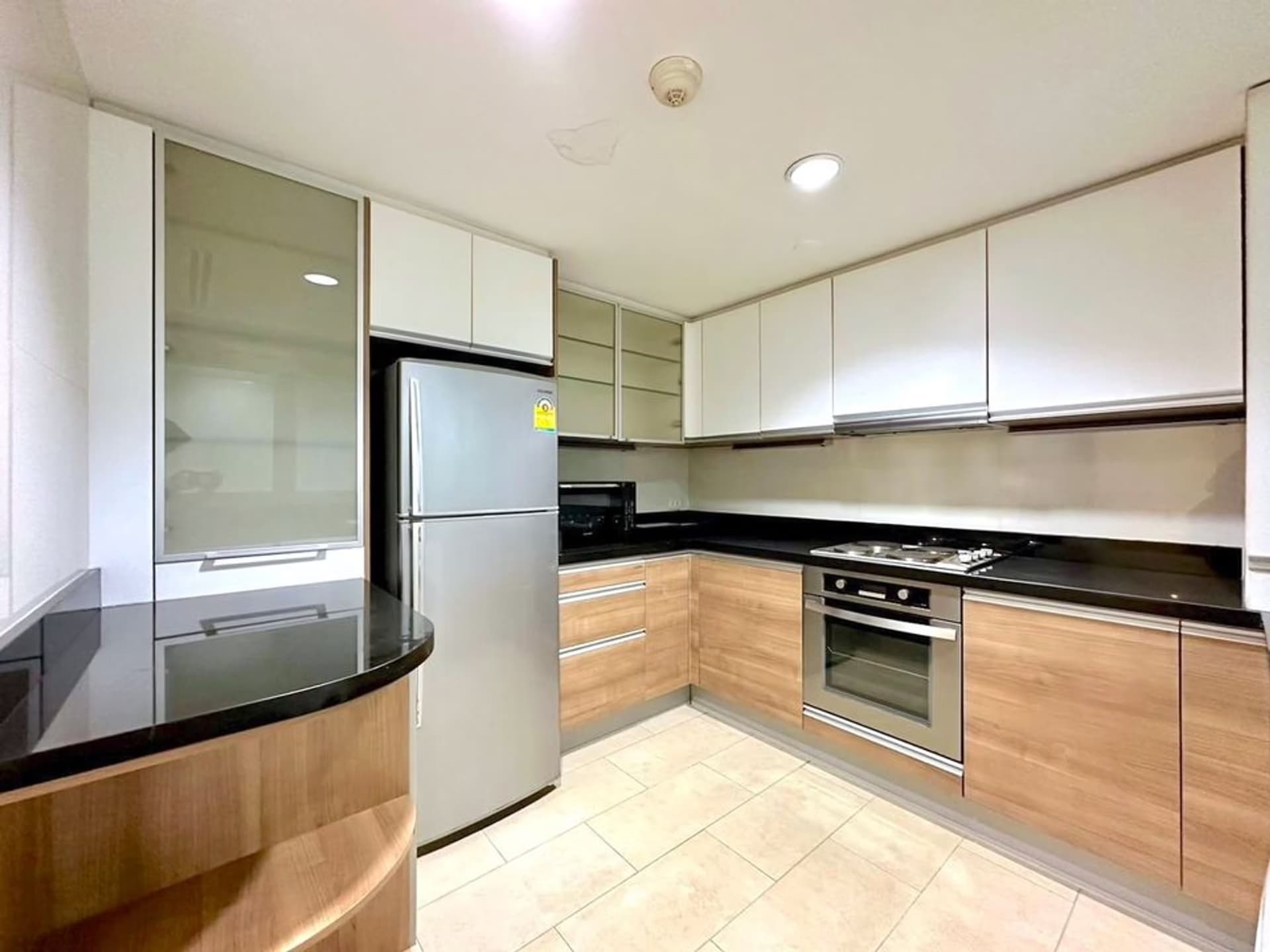 2 Bed Condo for Rent in Pathum Wan - Image 3