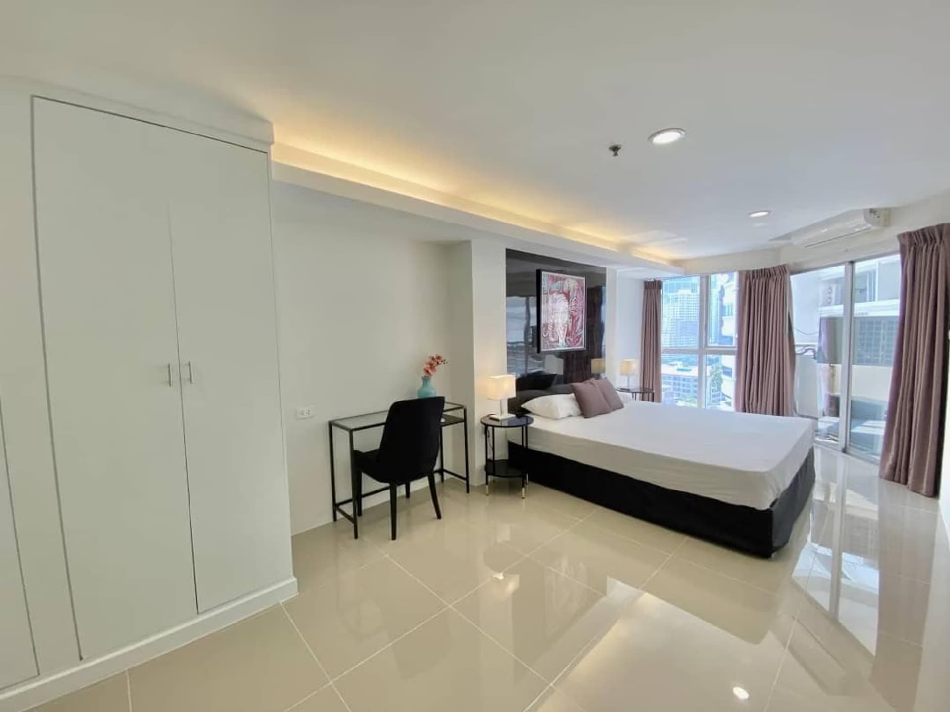 4 Bed Condo for Rent and Sale in Khlong Toei - Image 9