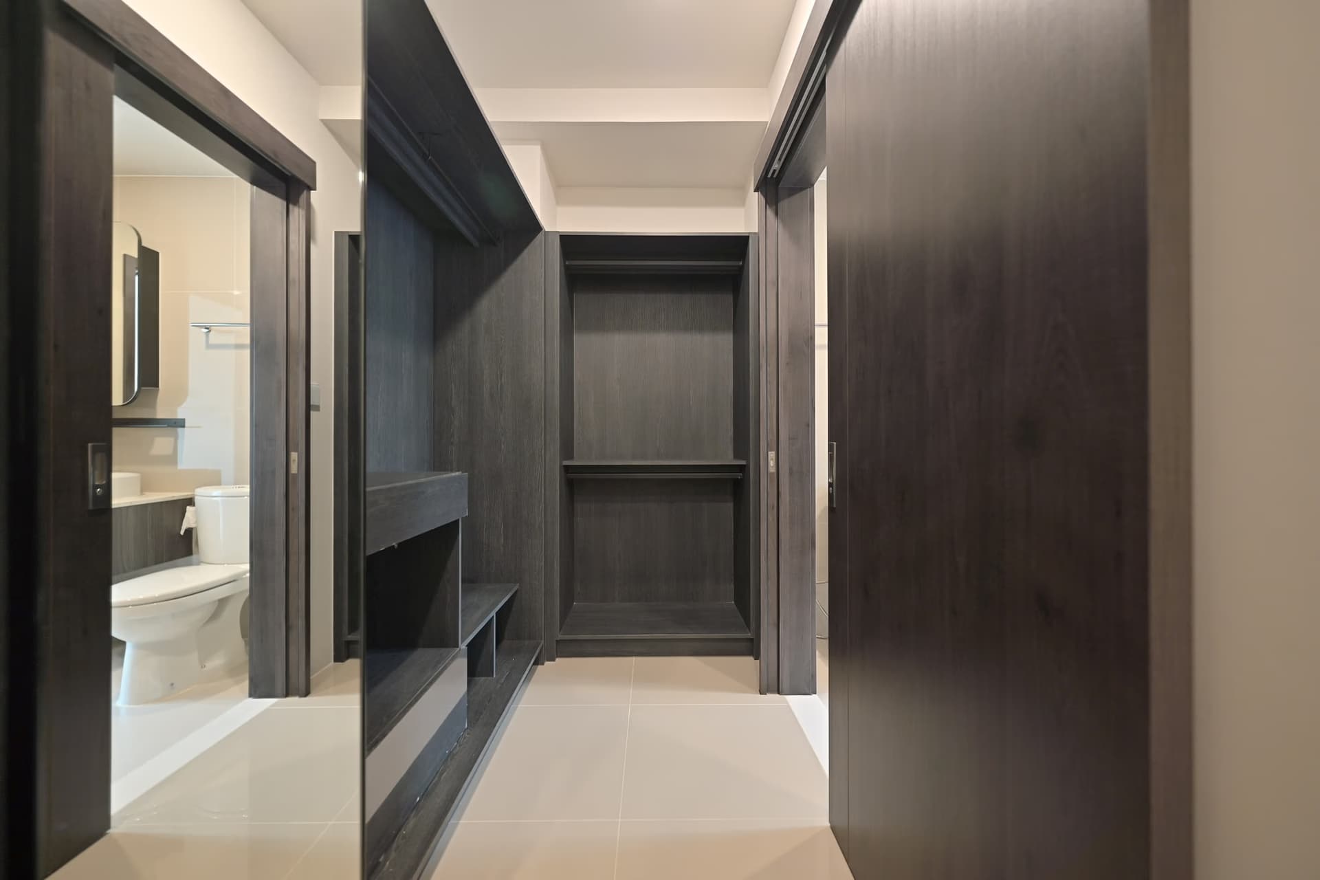1 ห้องนอน Condo สำหรับ จำหน่าย ใกล้ Huai Khwang MRT - Image 4