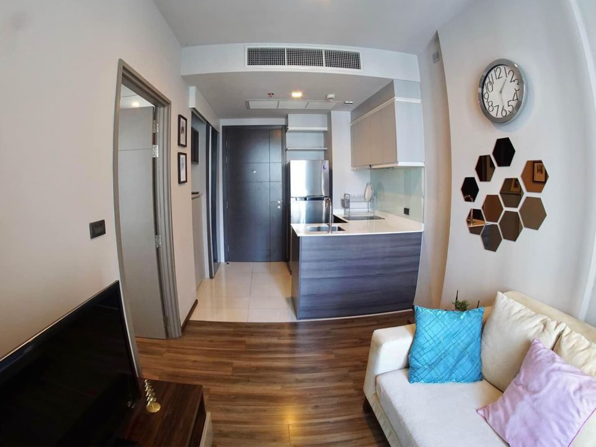 1 Bed Condo for Rent in undefined - Image 2
