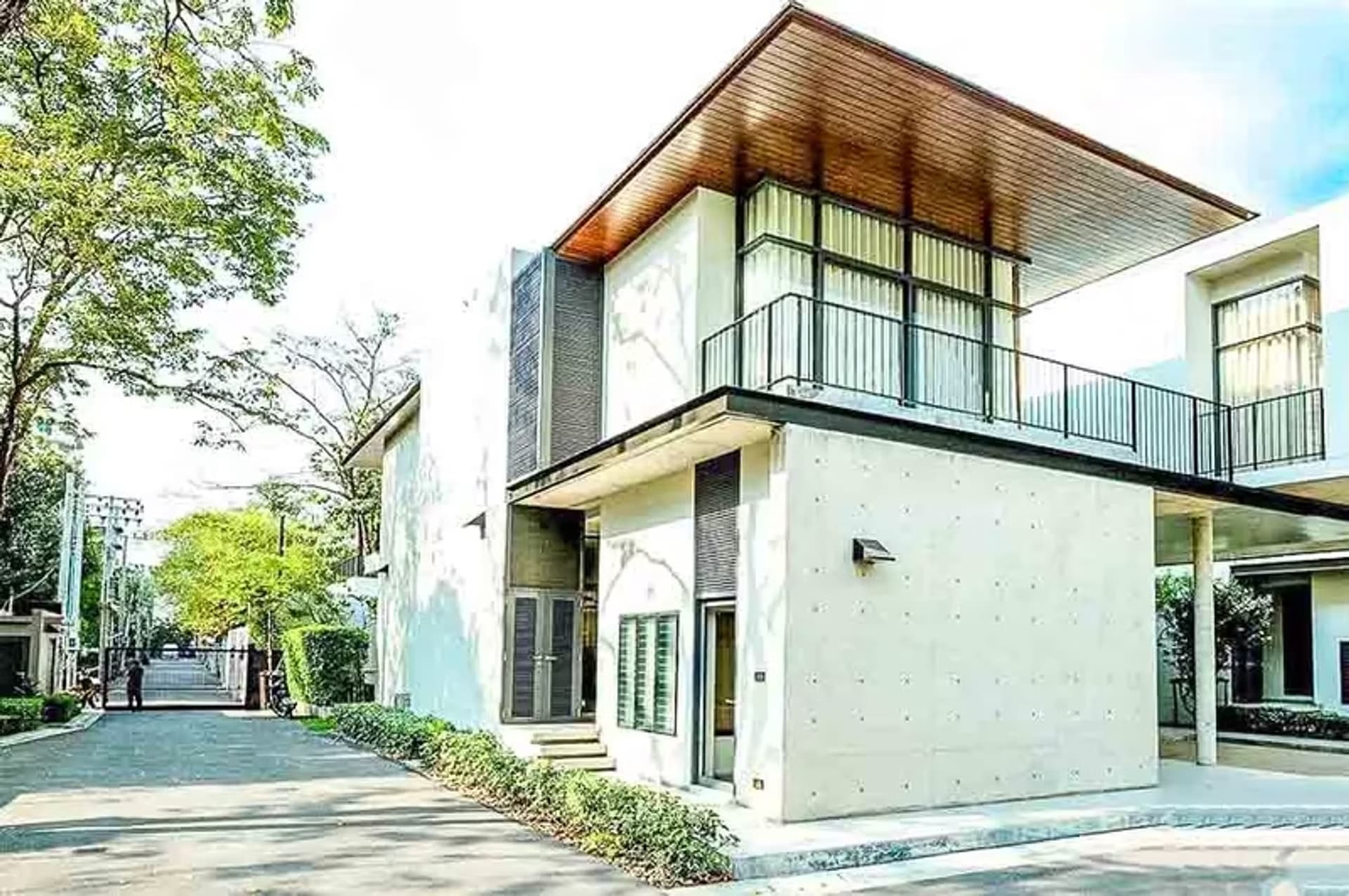 4 Bedroom House for Rent in THonglor - Image 11