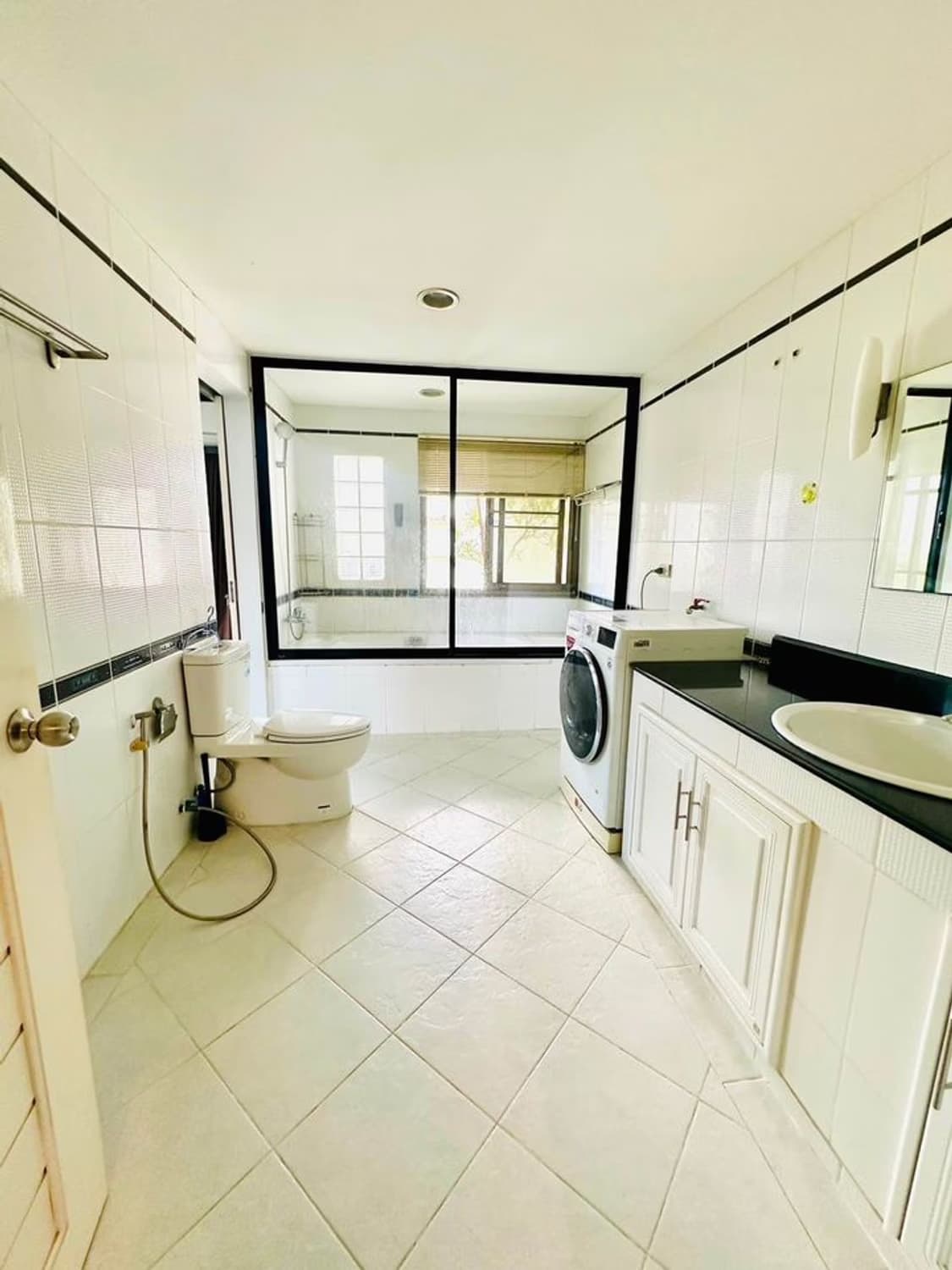 1 Bed Condo for Rent in Khlong Toei - Image 9