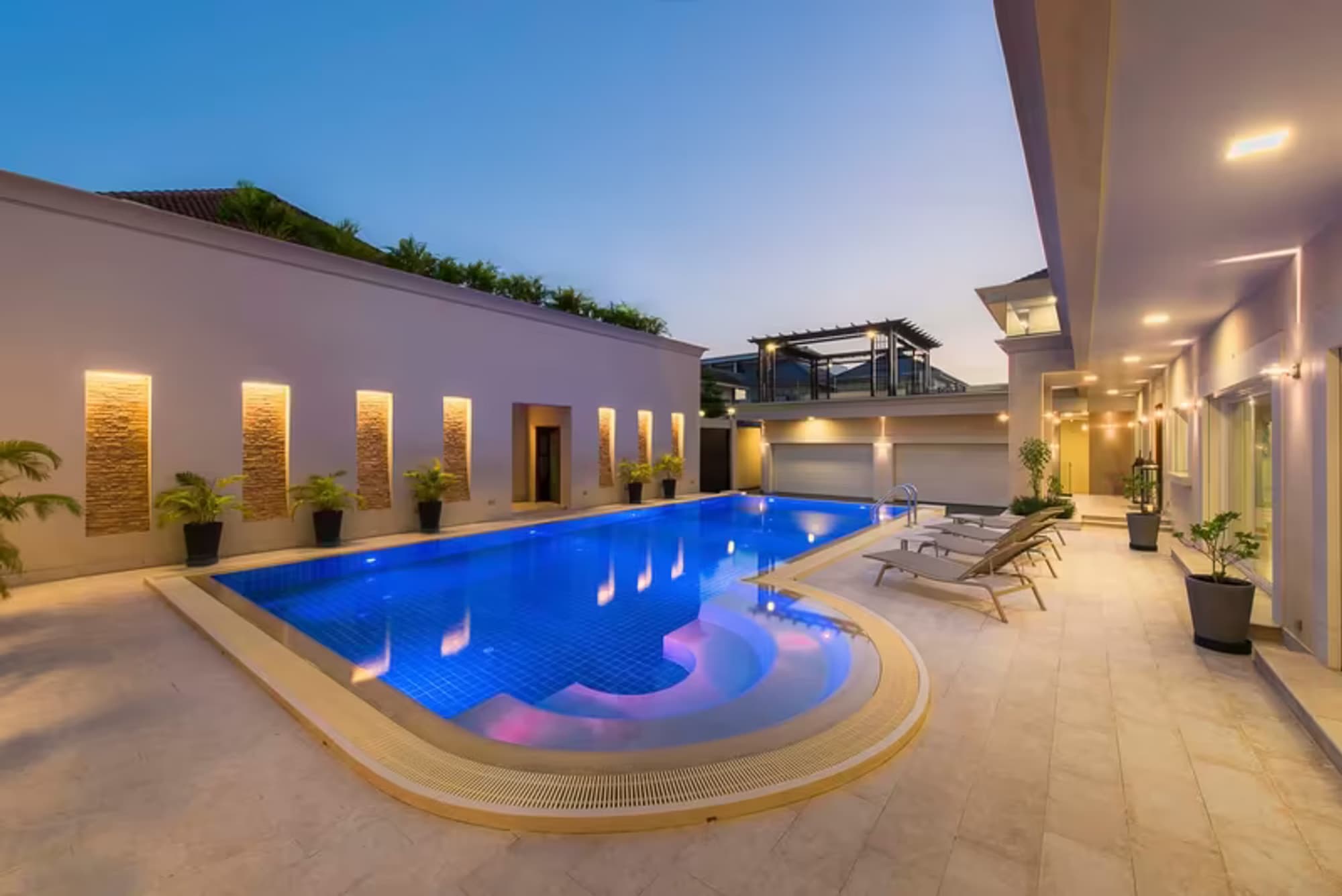 Luxury Home w/ Gaggenau Kitchen and High-end Home Theatre. - Image 22