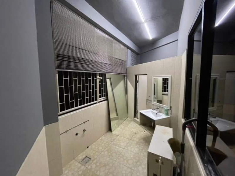 4 Bed Commercial for Rent in Khlong Toei