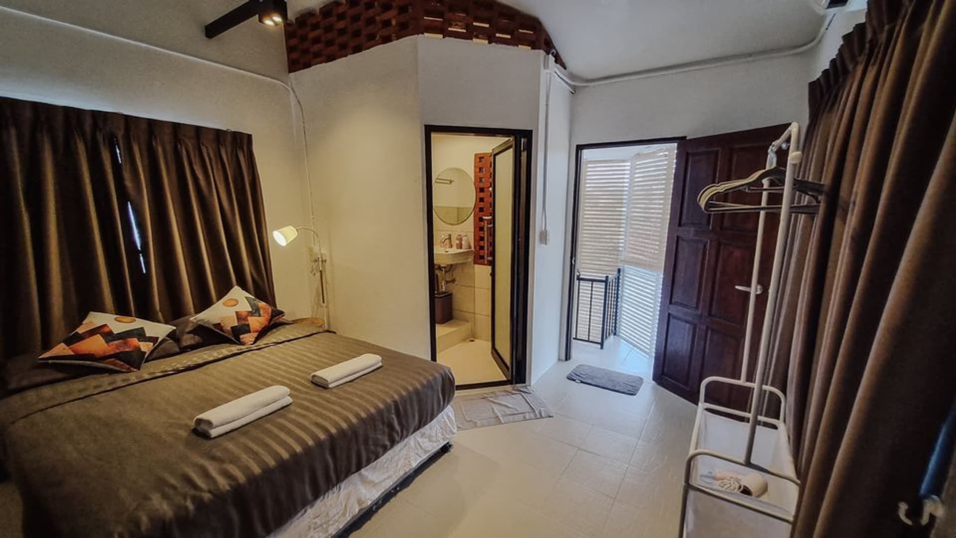 6 Bed House for Rent and Sale in Mueang Chiang Mai - Image 31