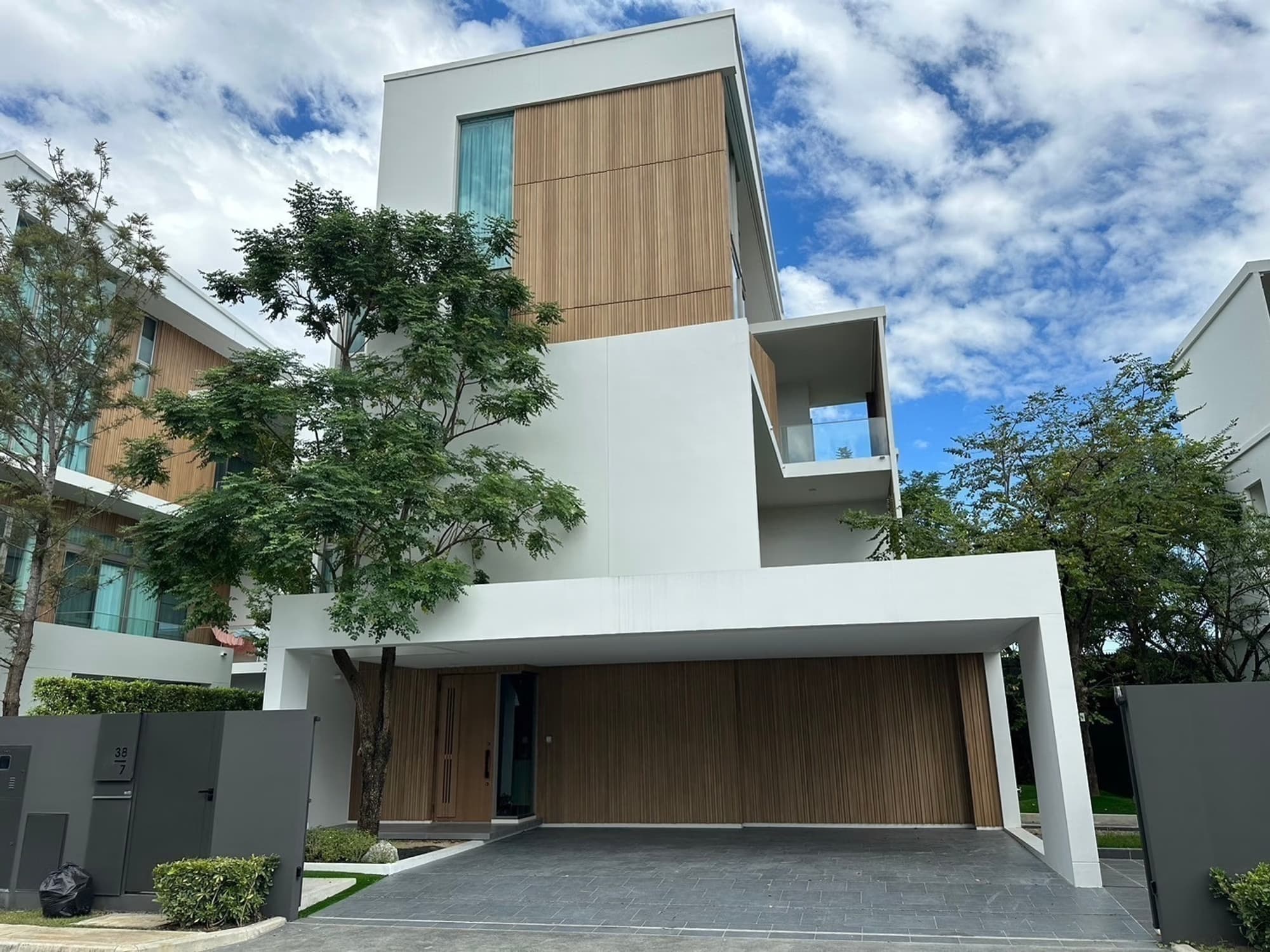 3 Bed House for Rent in Saphan Sung - Image 1
