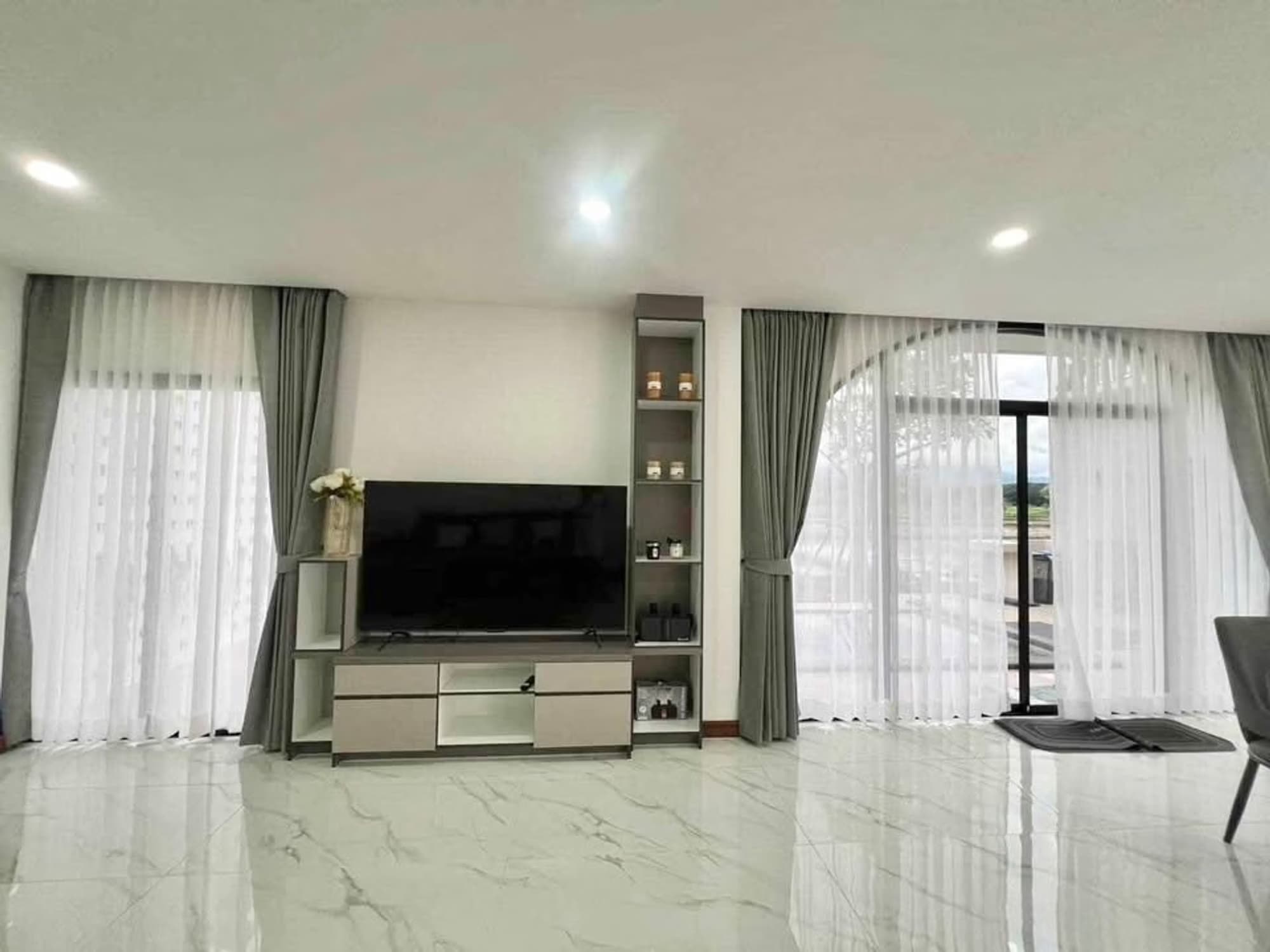 4 Bed House for Rent and Sale in Hang Dong District - Image 4