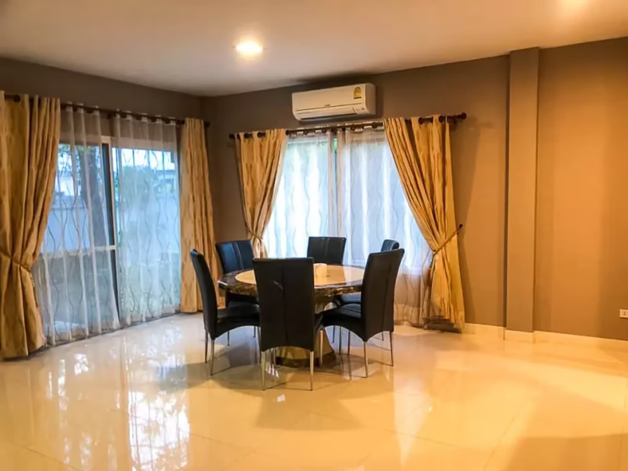 4 Bedroom House - Image 5