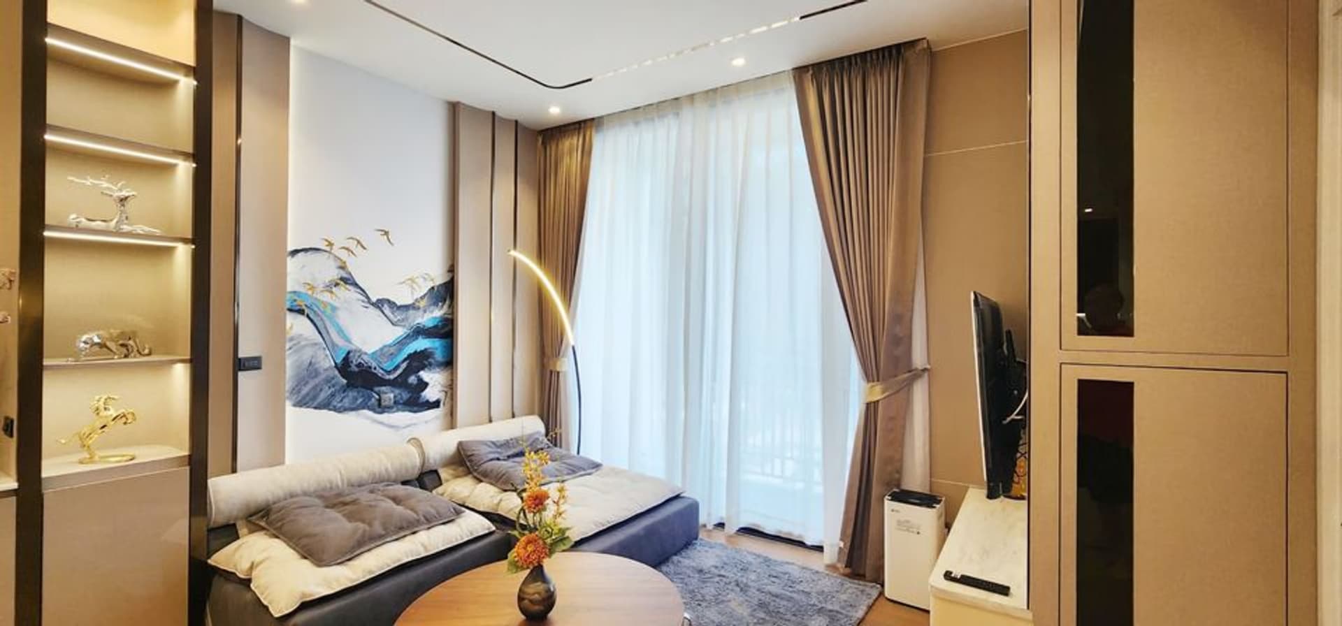 2 Bed Condo for Rent in Pathum Wan - Image 1