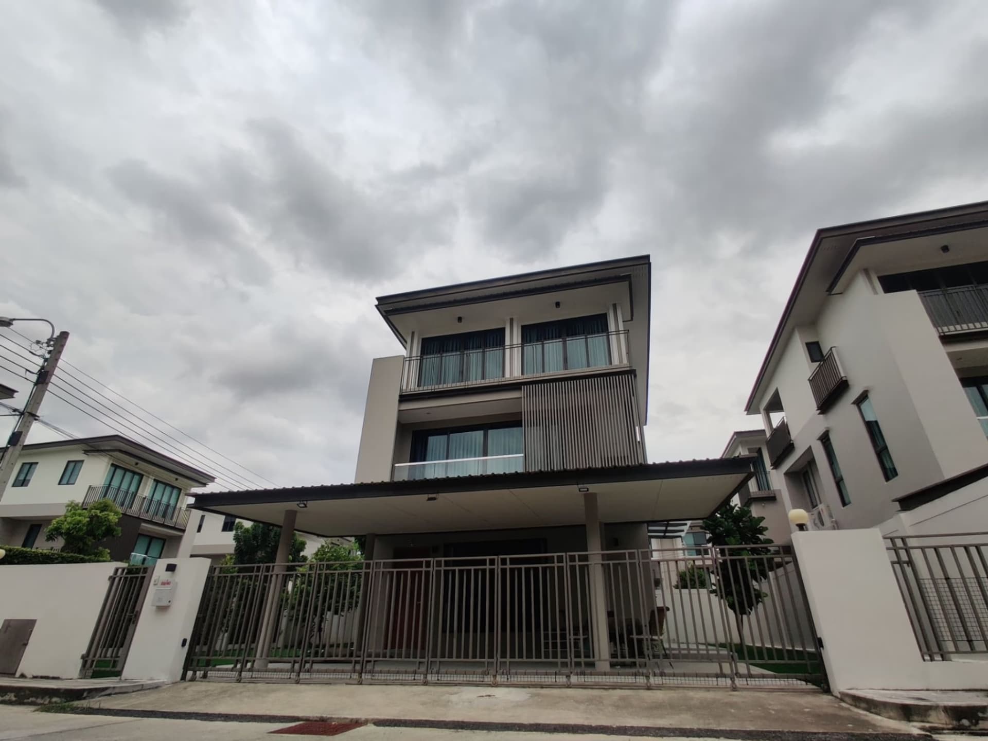 3 Bed House for Rent and Sale in Prawet - Image 1